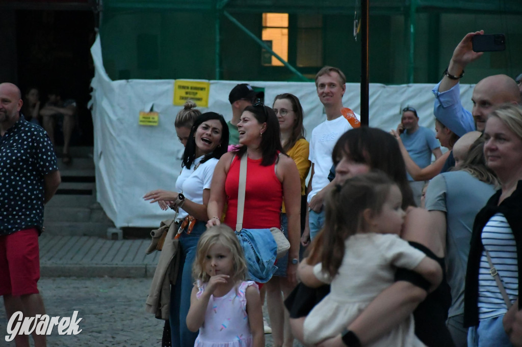 Tarnogórski rynek - muzyka na żywo i taniec pod chmurką