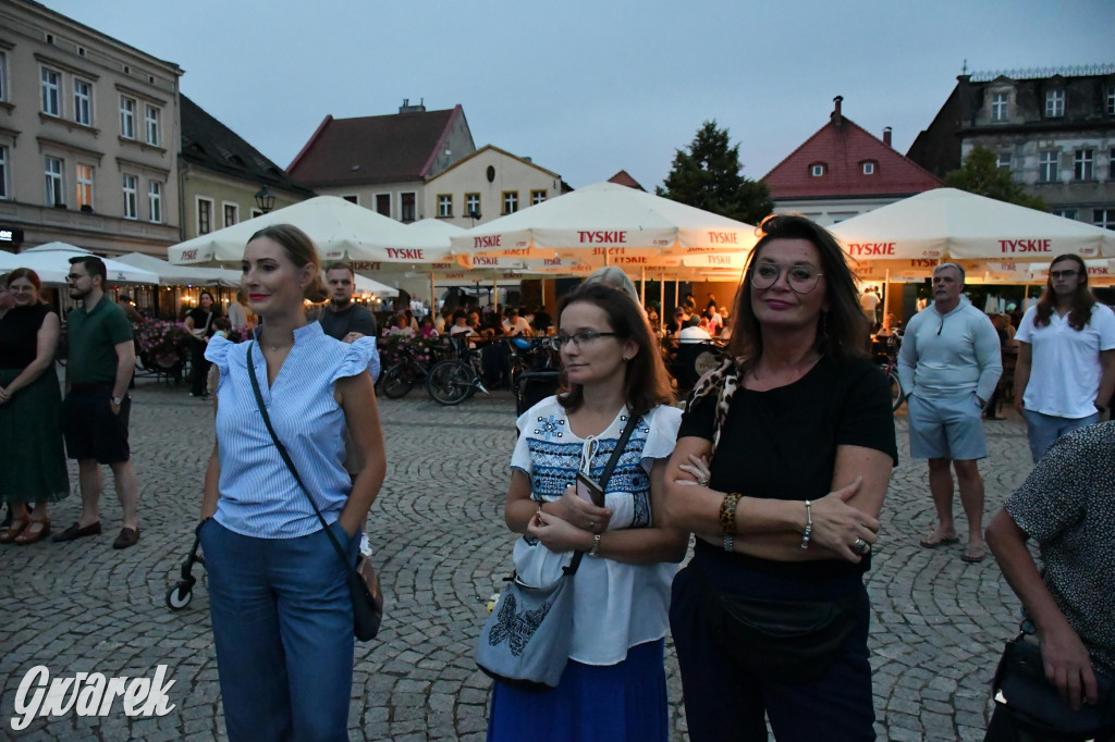 Tarnogórski rynek - muzyka na żywo i taniec pod chmurką