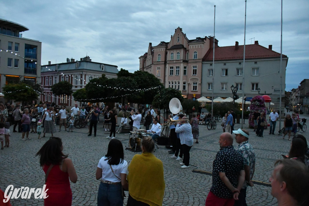 Tarnogórski rynek - muzyka na żywo i taniec pod chmurką