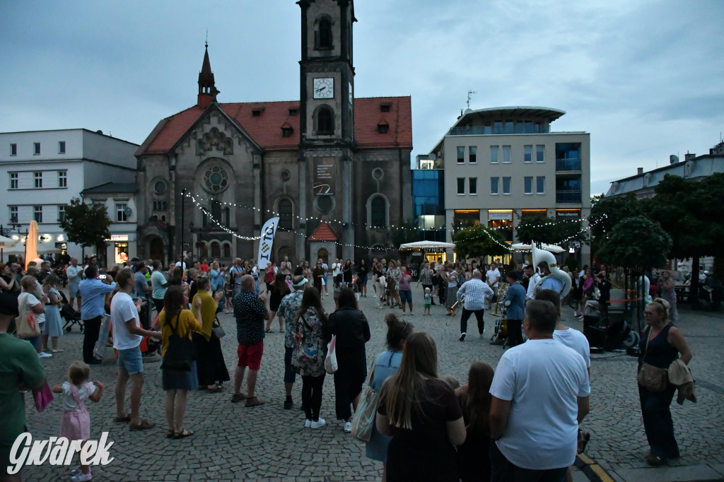 Tarnogórski rynek - muzyka na żywo i taniec pod chmurką