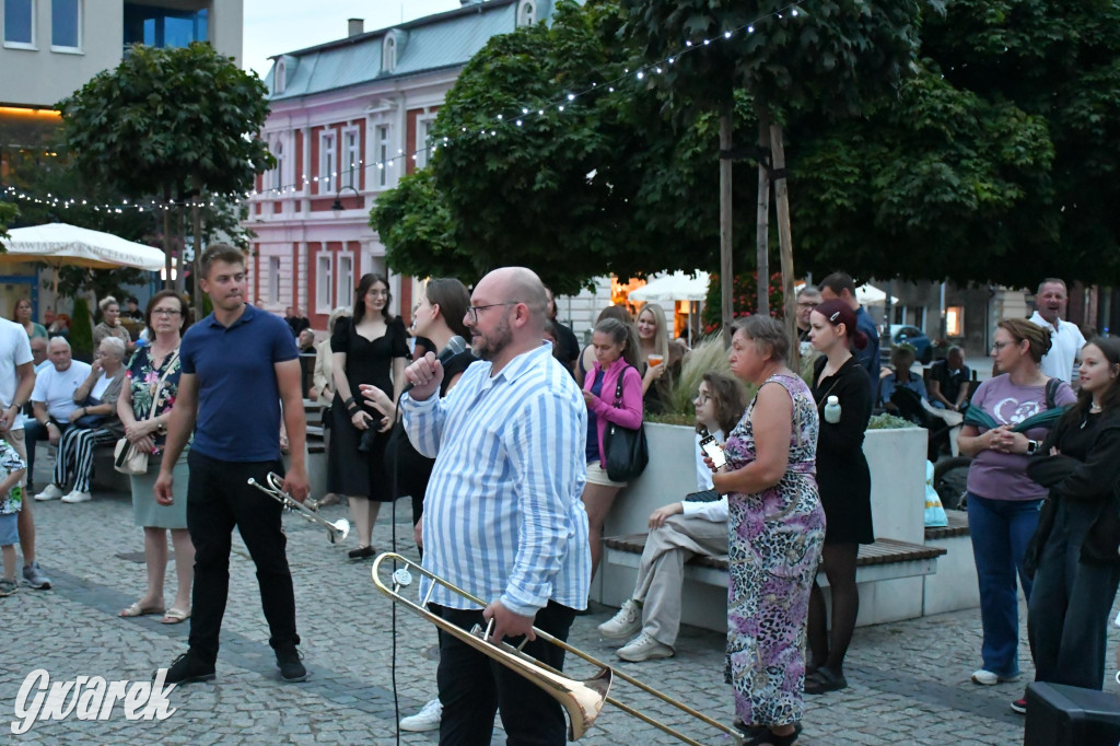 Tarnogórski rynek - muzyka na żywo i taniec pod chmurką