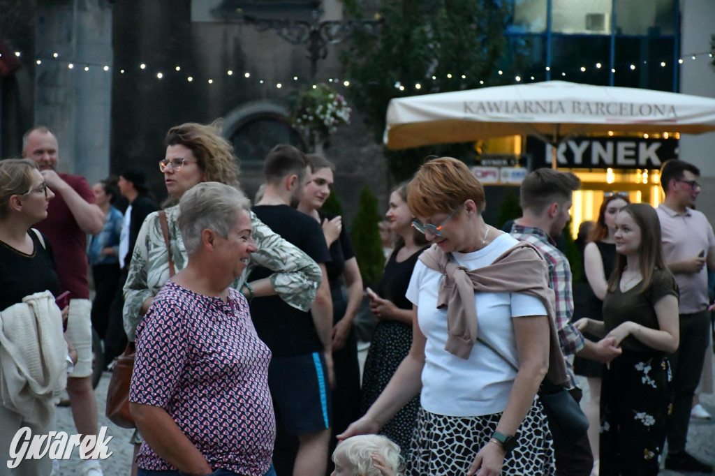 Tarnogórski rynek - muzyka na żywo i taniec pod chmurką