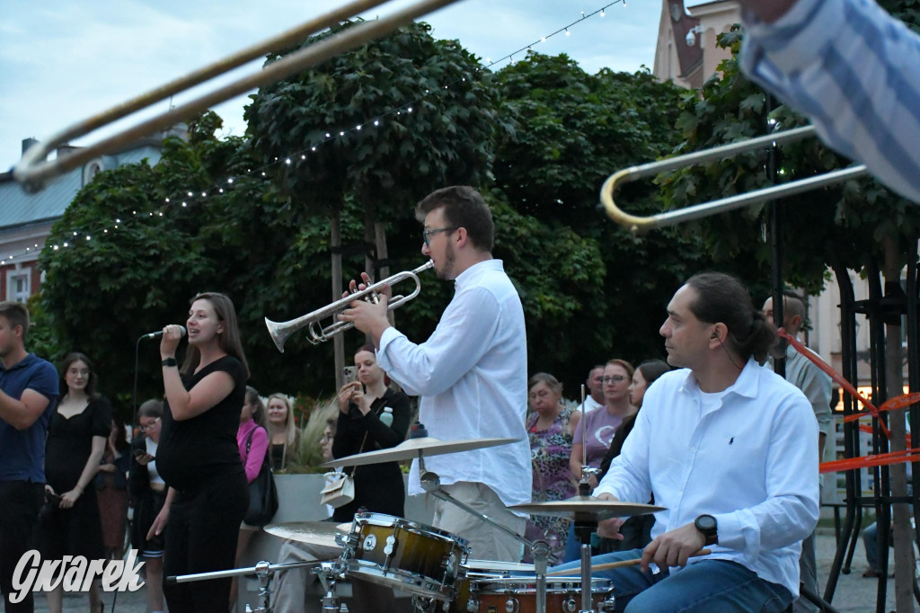 Tarnogórski rynek - muzyka na żywo i taniec pod chmurką