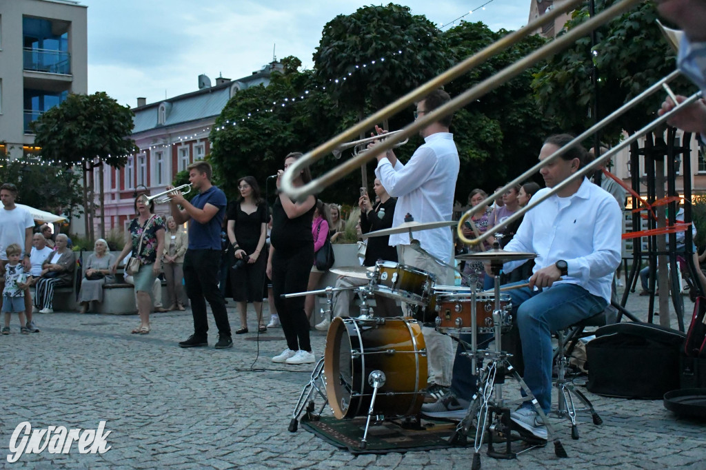 Tarnogórski rynek - muzyka na żywo i taniec pod chmurką
