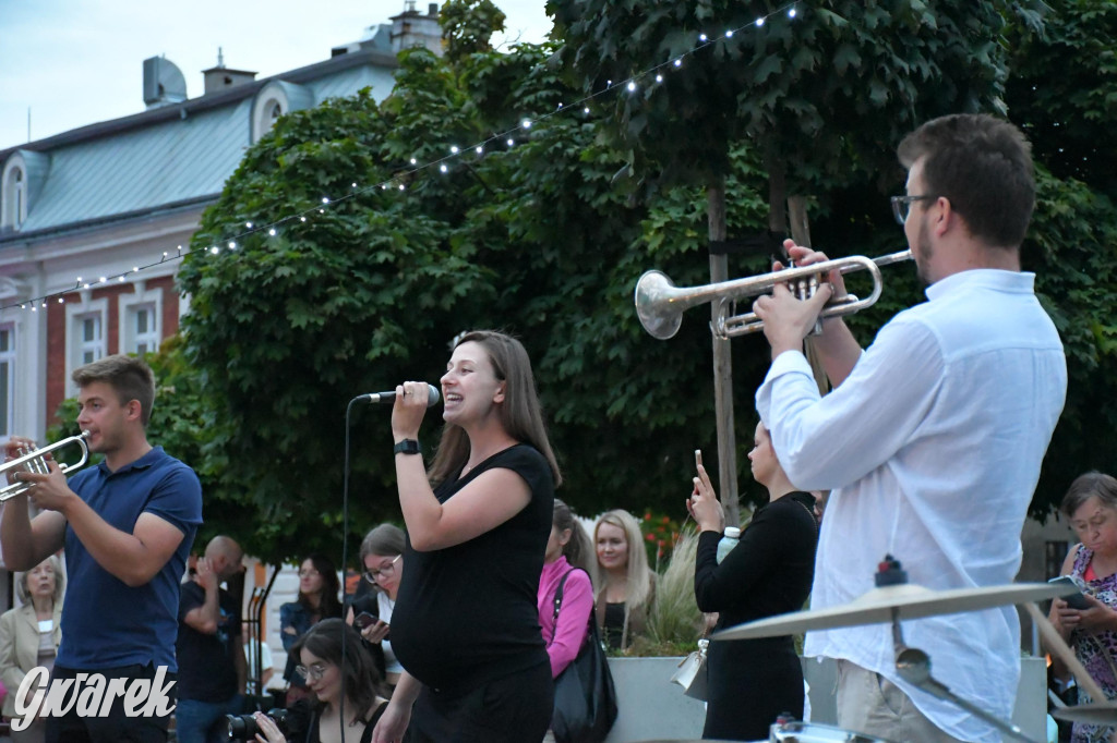 Tarnogórski rynek - muzyka na żywo i taniec pod chmurką