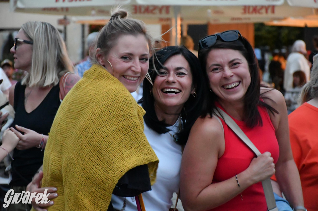 Tarnogórski rynek - muzyka na żywo i taniec pod chmurką