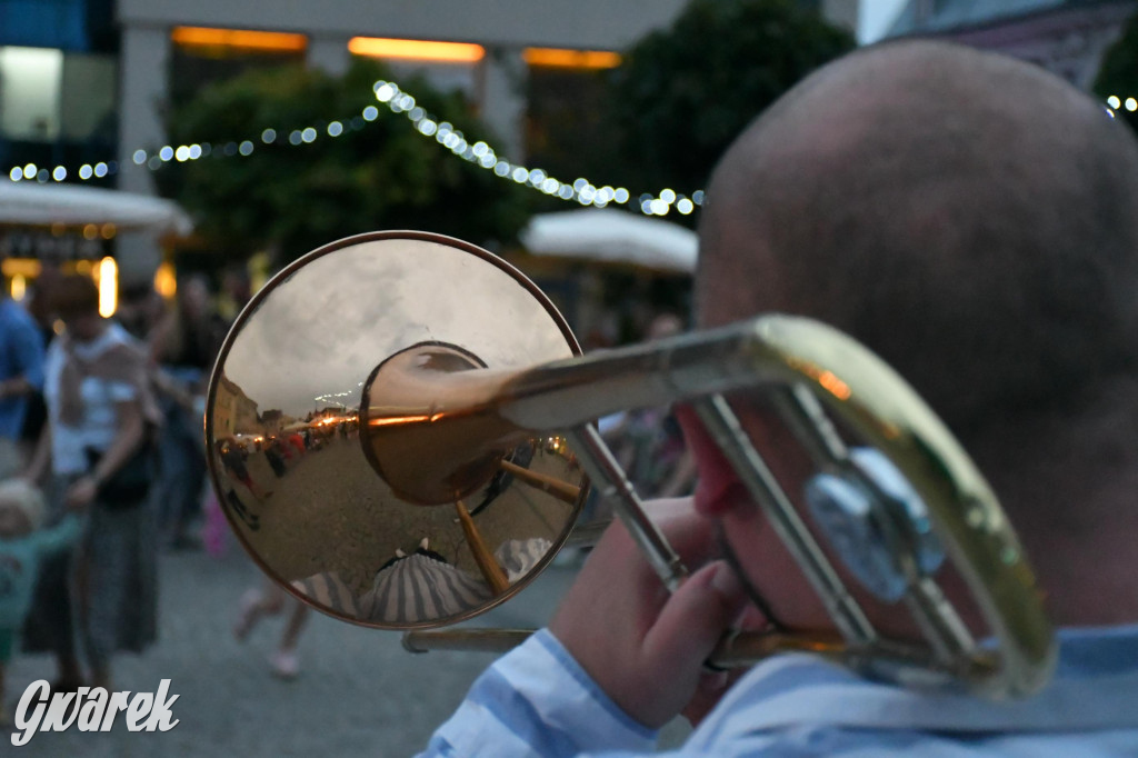 Tarnogórski rynek - muzyka na żywo i taniec pod chmurką