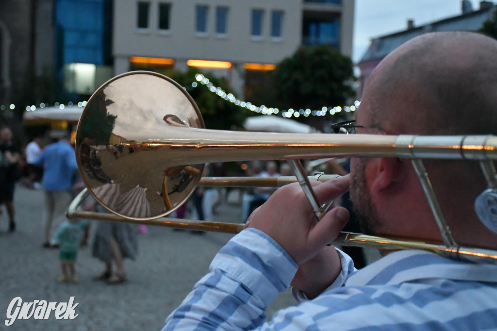 Tarnogórski rynek - muzyka na żywo i taniec pod chmurką