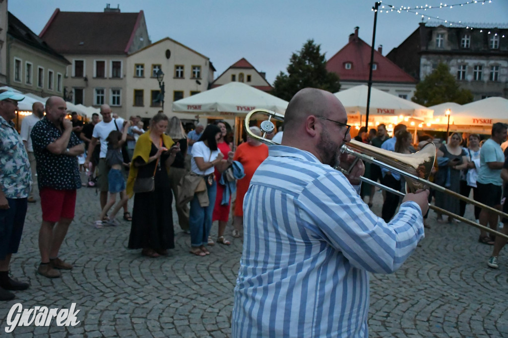 Tarnogórski rynek - muzyka na żywo i taniec pod chmurką