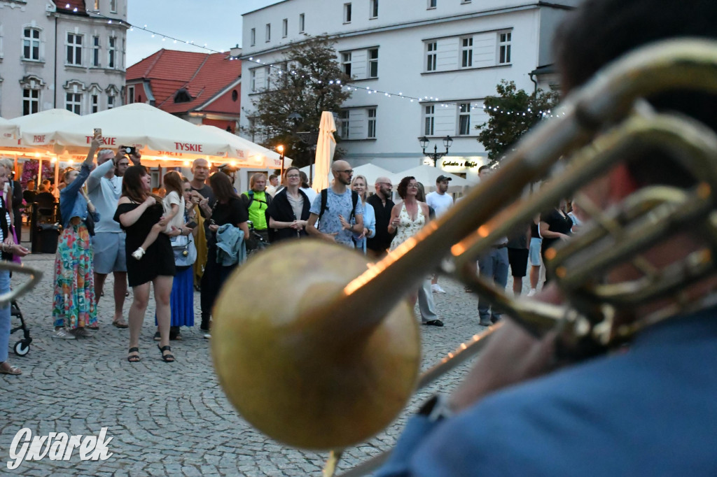 Tarnogórski rynek - muzyka na żywo i taniec pod chmurką