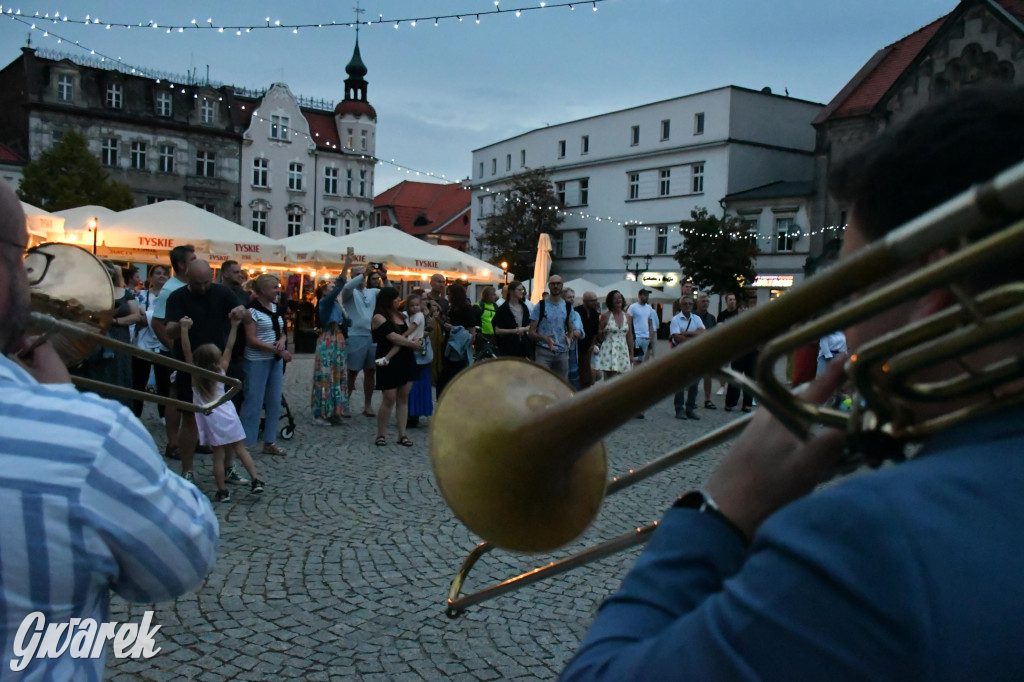 Tarnogórski rynek - muzyka na żywo i taniec pod chmurką