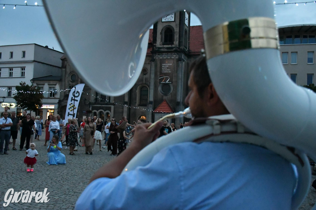 Tarnogórski rynek - muzyka na żywo i taniec pod chmurką