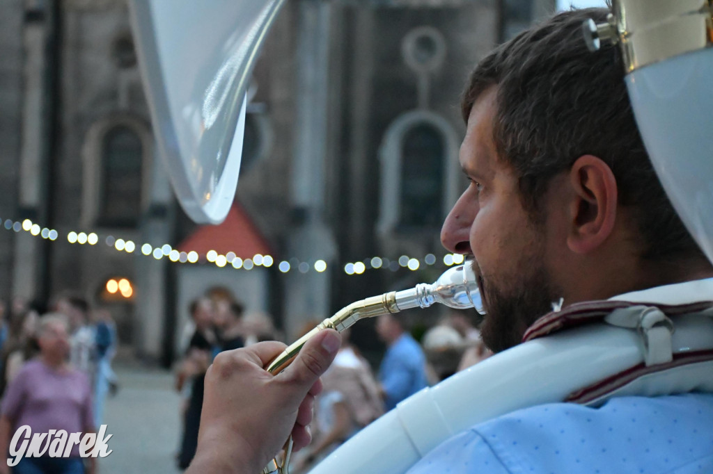 Tarnogórski rynek - muzyka na żywo i taniec pod chmurką