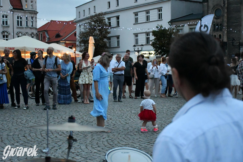Tarnogórski rynek - muzyka na żywo i taniec pod chmurką