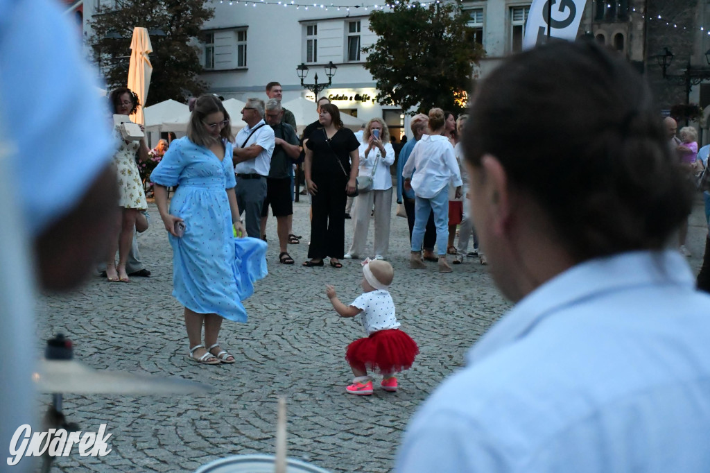 Tarnogórski rynek - muzyka na żywo i taniec pod chmurką