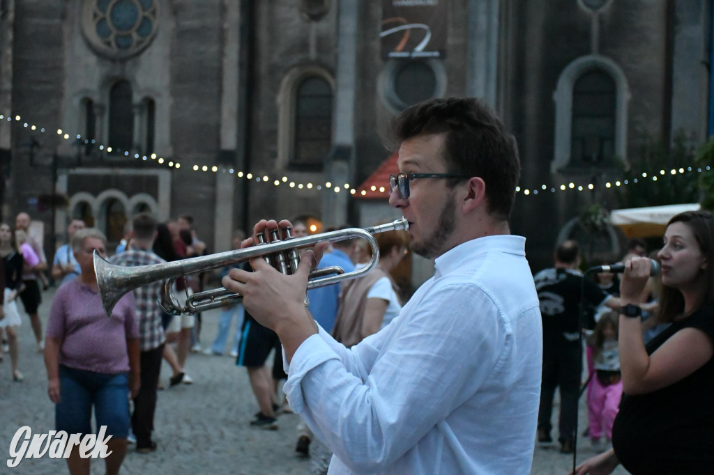 Tarnogórski rynek - muzyka na żywo i taniec pod chmurką
