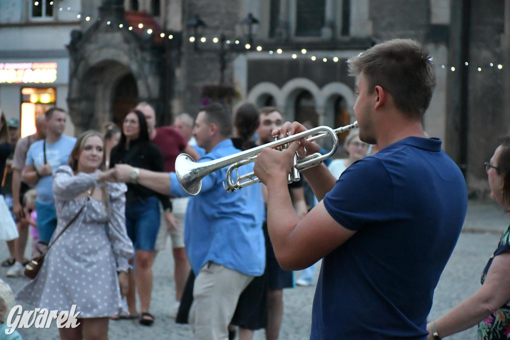 Tarnogórski rynek - muzyka na żywo i taniec pod chmurką