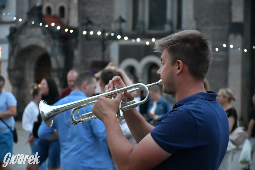 Tarnogórski rynek - muzyka na żywo i taniec pod chmurką