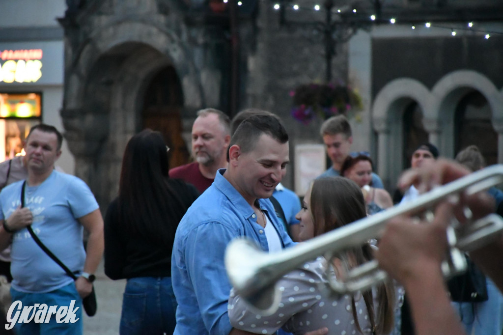 Tarnogórski rynek - muzyka na żywo i taniec pod chmurką