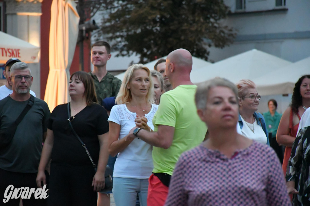 Tarnogórski rynek - muzyka na żywo i taniec pod chmurką