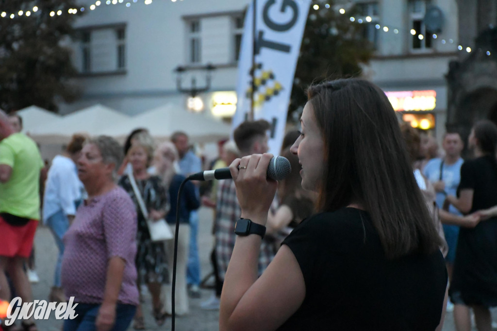 Tarnogórski rynek - muzyka na żywo i taniec pod chmurką
