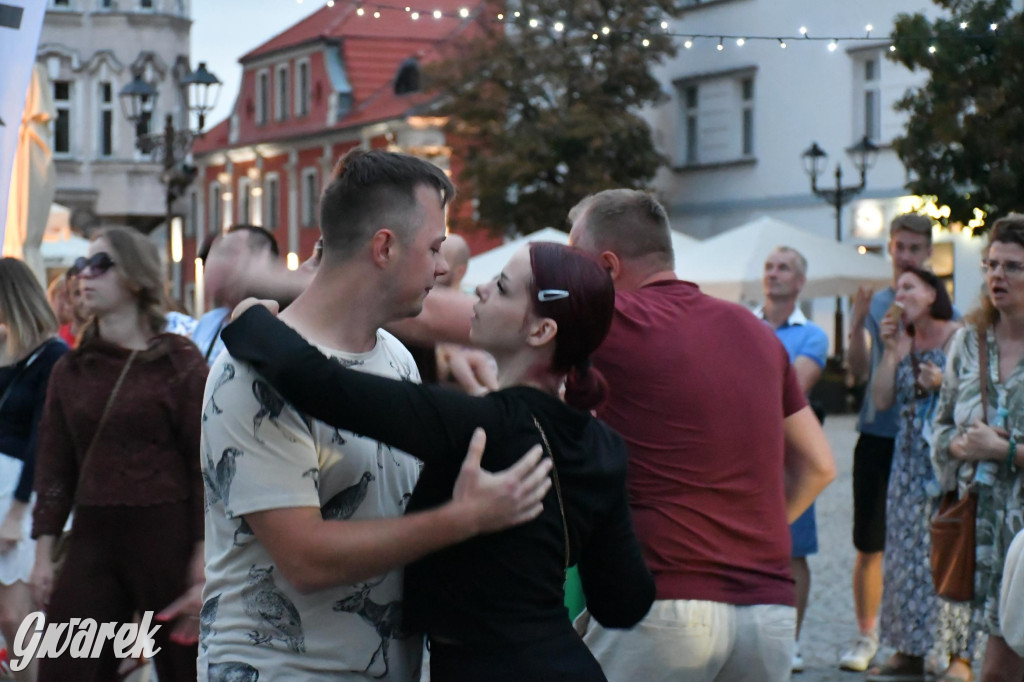 Tarnogórski rynek - muzyka na żywo i taniec pod chmurką