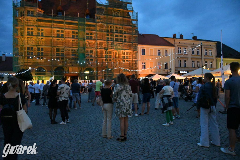 Tarnogórski rynek - muzyka na żywo i taniec pod chmurką