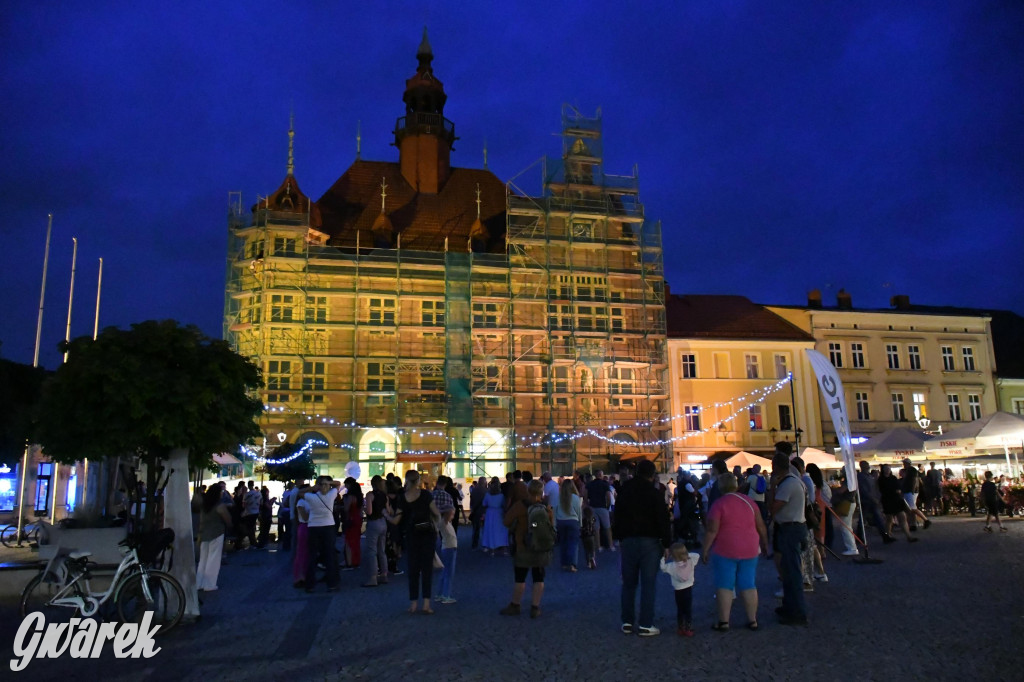 Tarnogórski rynek - muzyka na żywo i taniec pod chmurką
