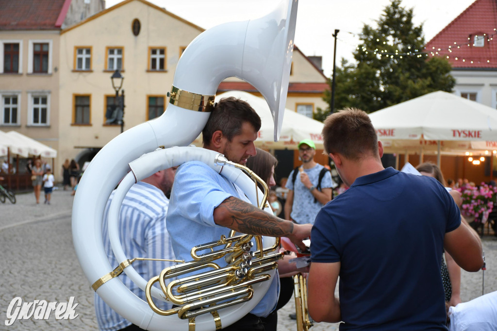 Tarnogórski rynek - muzyka na żywo i taniec pod chmurką