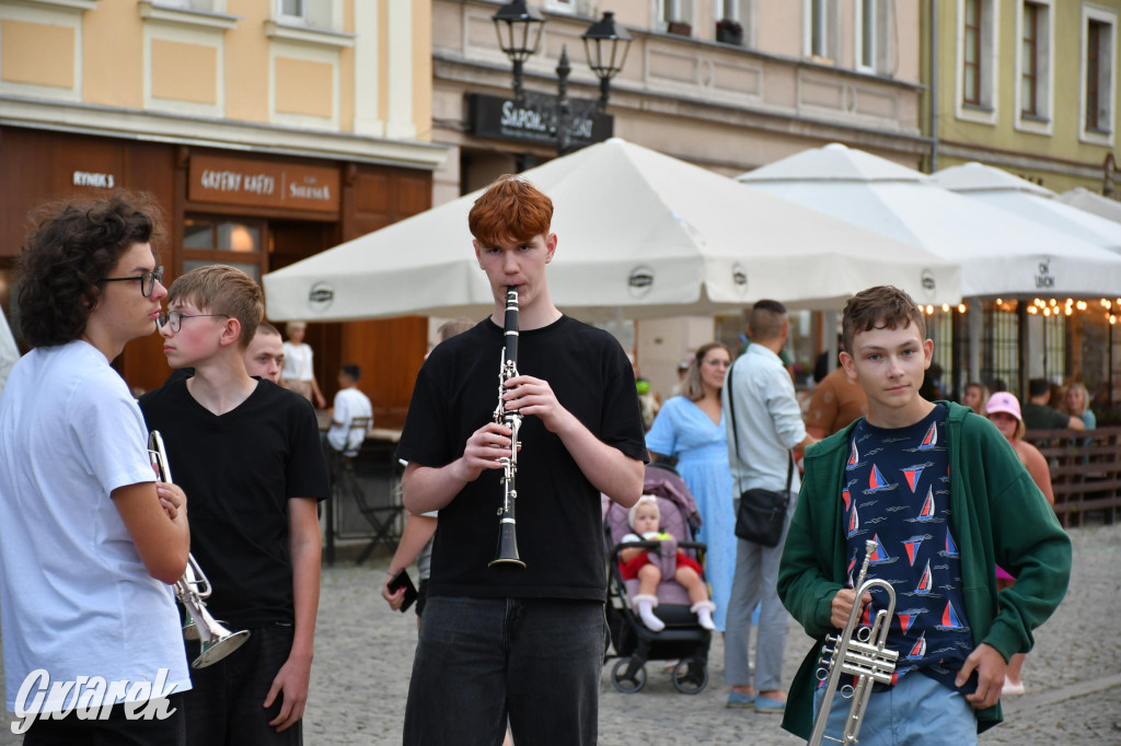 Tarnogórski rynek - muzyka na żywo i taniec pod chmurką