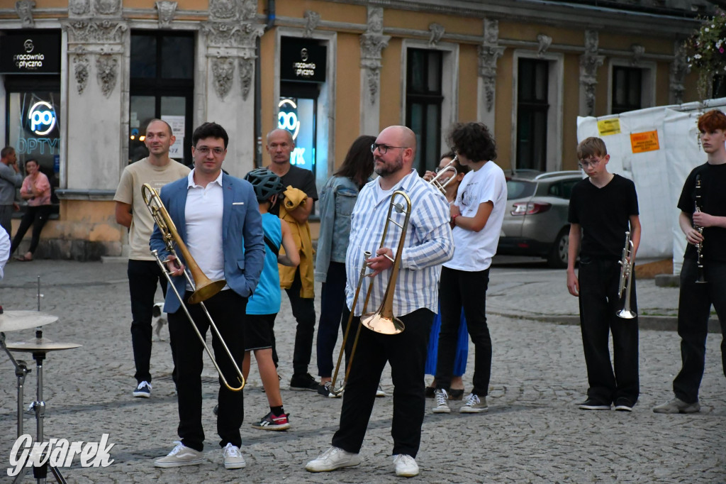 Tarnogórski rynek - muzyka na żywo i taniec pod chmurką