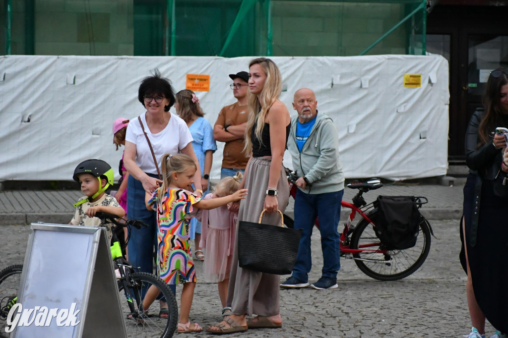 Tarnogórski rynek - muzyka na żywo i taniec pod chmurką