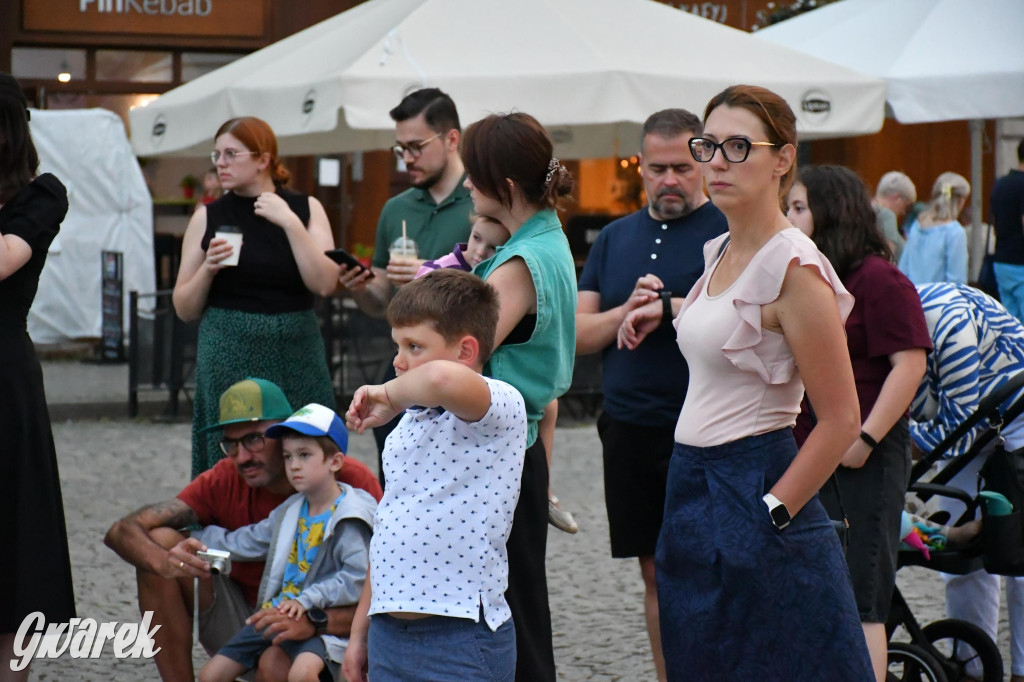 Tarnogórski rynek - muzyka na żywo i taniec pod chmurką