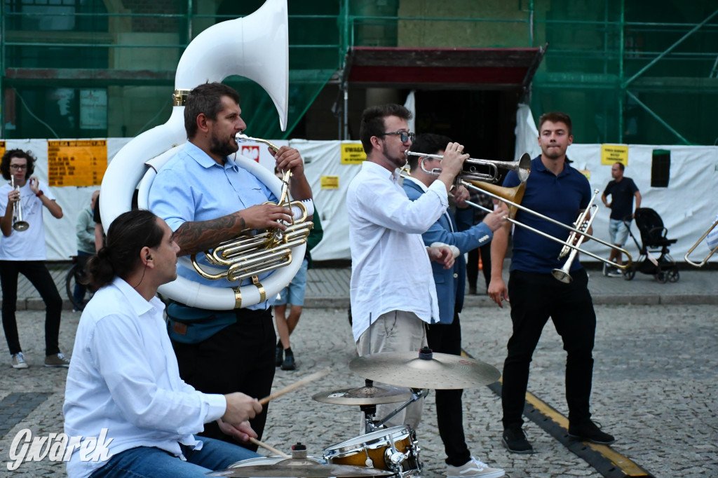 Tarnogórski rynek - muzyka na żywo i taniec pod chmurką