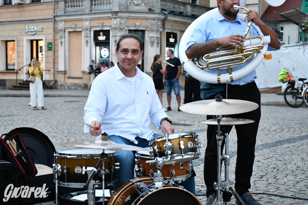Tarnogórski rynek - muzyka na żywo i taniec pod chmurką