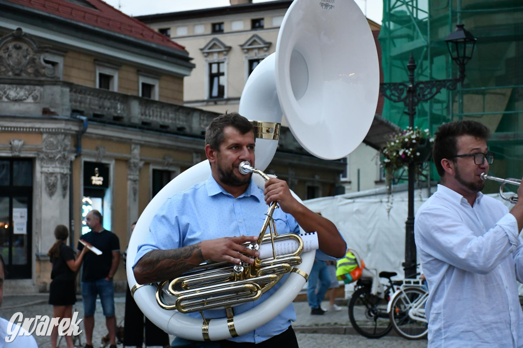 Tarnogórski rynek - muzyka na żywo i taniec pod chmurką