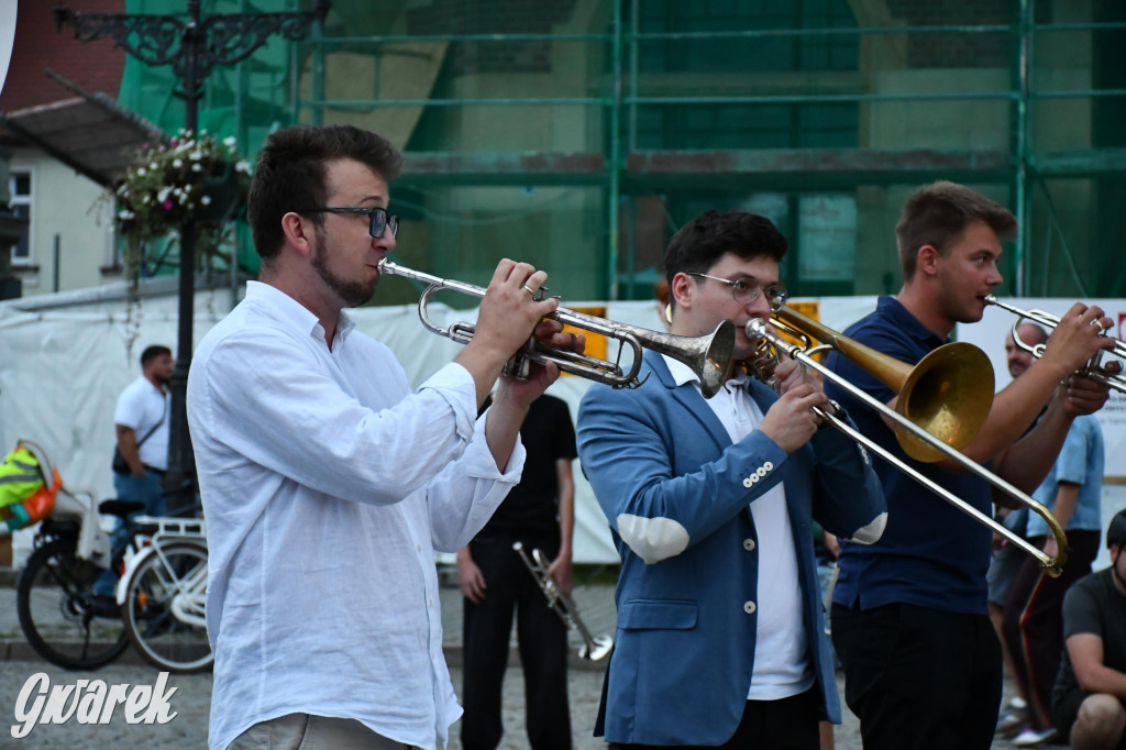 Tarnogórski rynek - muzyka na żywo i taniec pod chmurką