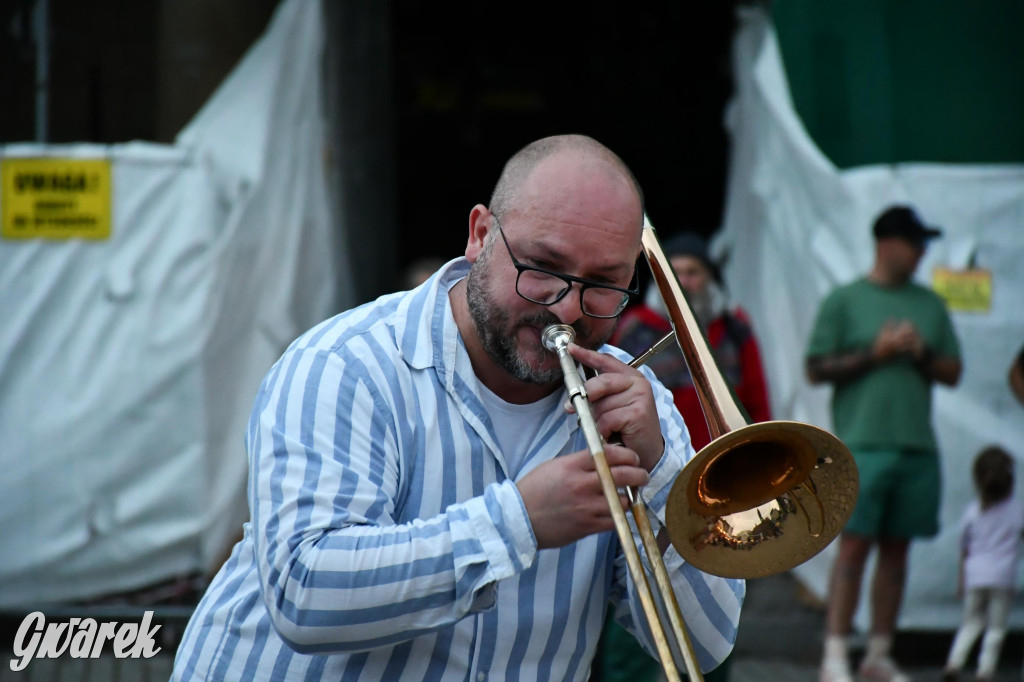 Tarnogórski rynek - muzyka na żywo i taniec pod chmurką
