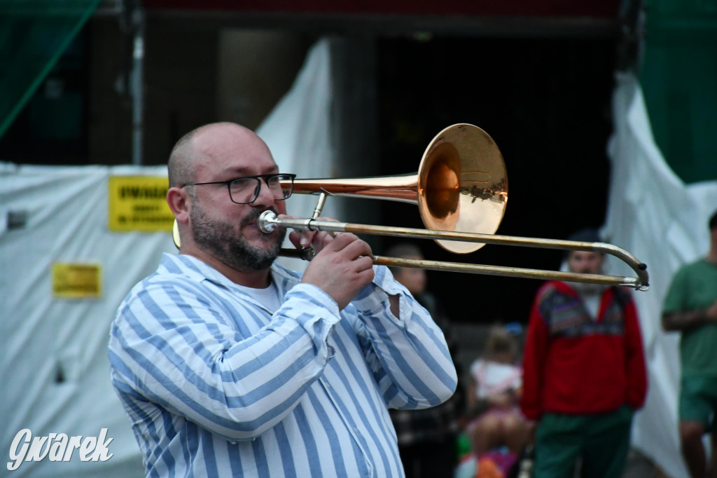 Tarnogórski rynek - muzyka na żywo i taniec pod chmurką
