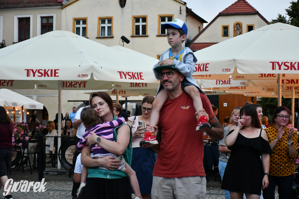 Tarnogórski rynek - muzyka na żywo i taniec pod chmurką