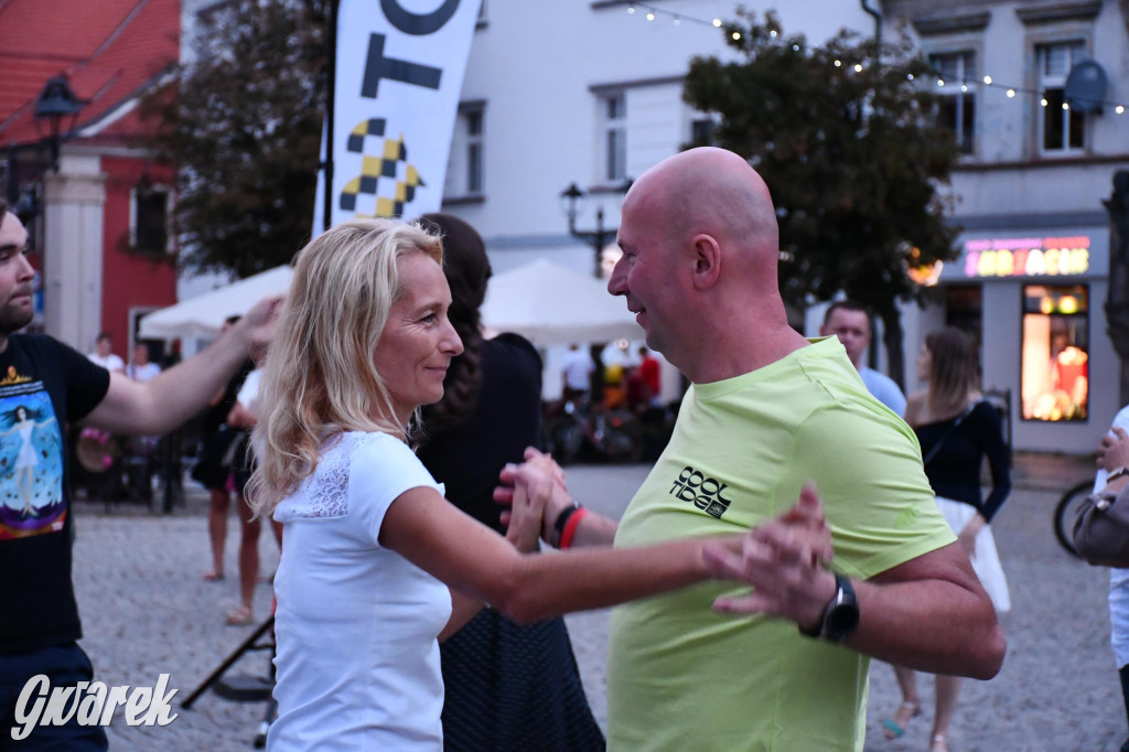 Tarnogórski rynek - muzyka na żywo i taniec pod chmurką