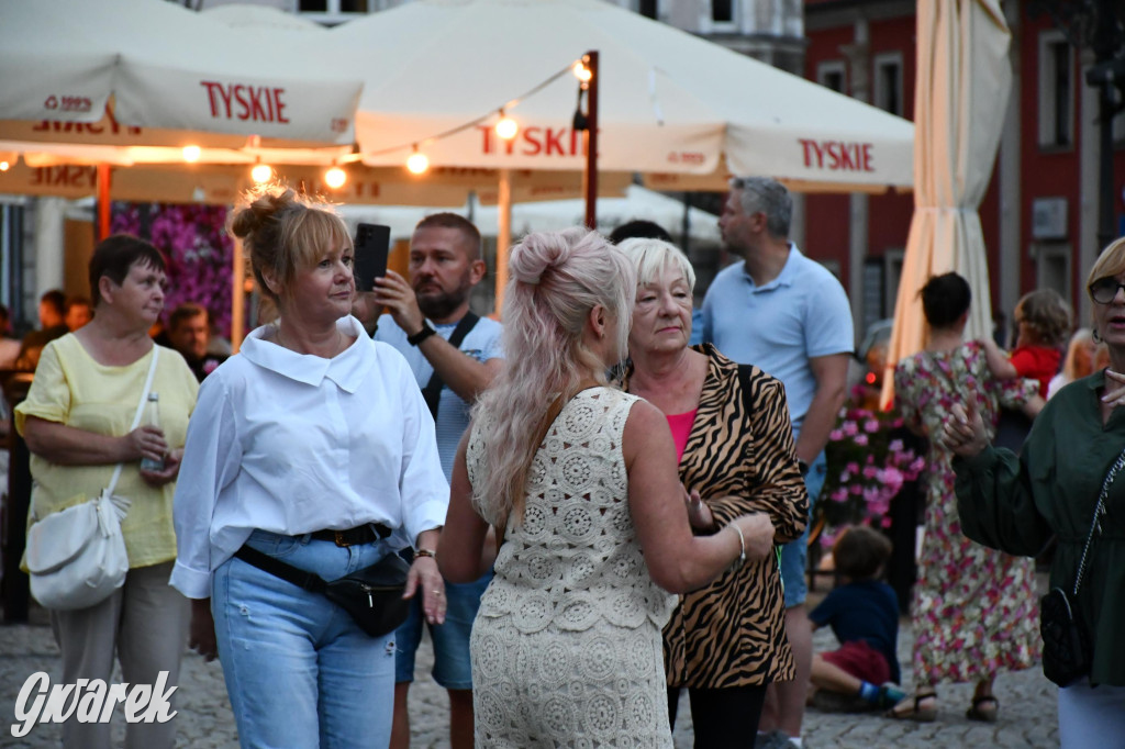 Tarnogórski rynek - muzyka na żywo i taniec pod chmurką