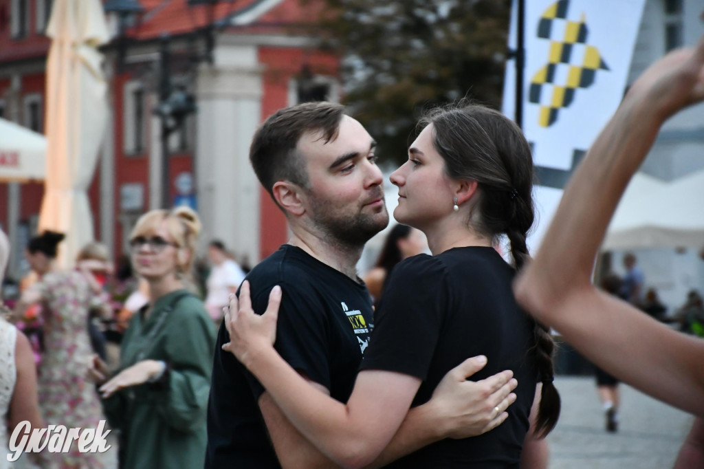 Tarnogórski rynek - muzyka na żywo i taniec pod chmurką