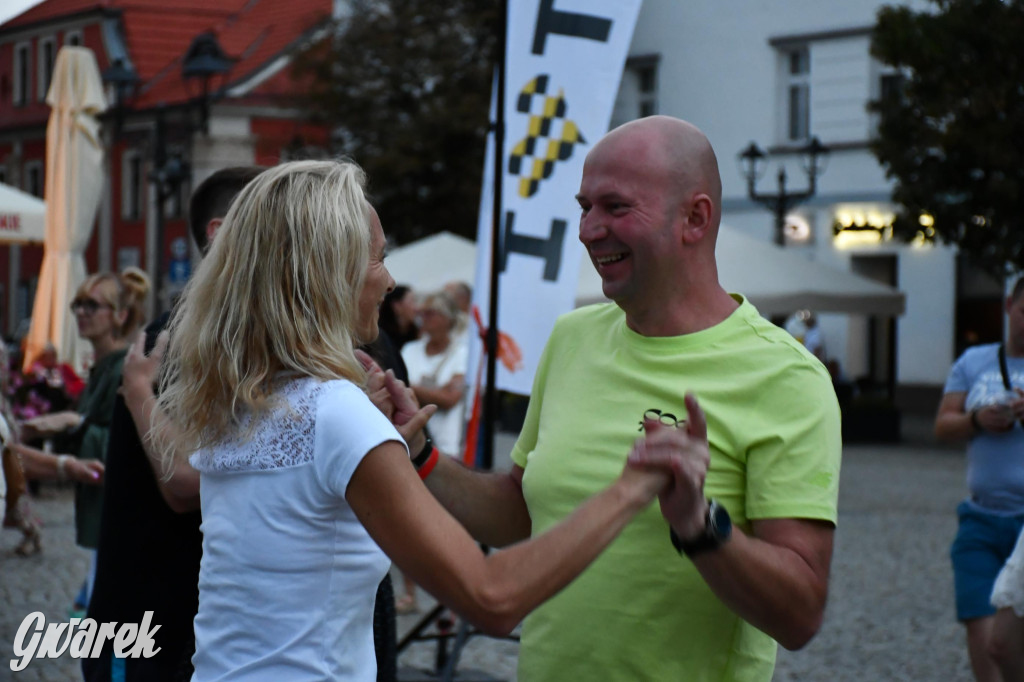 Tarnogórski rynek - muzyka na żywo i taniec pod chmurką