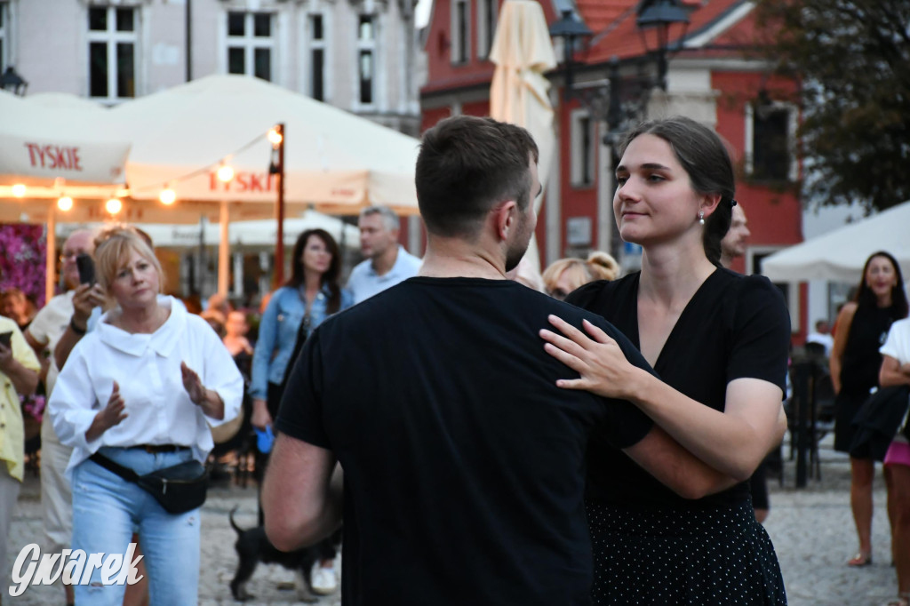 Tarnogórski rynek - muzyka na żywo i taniec pod chmurką