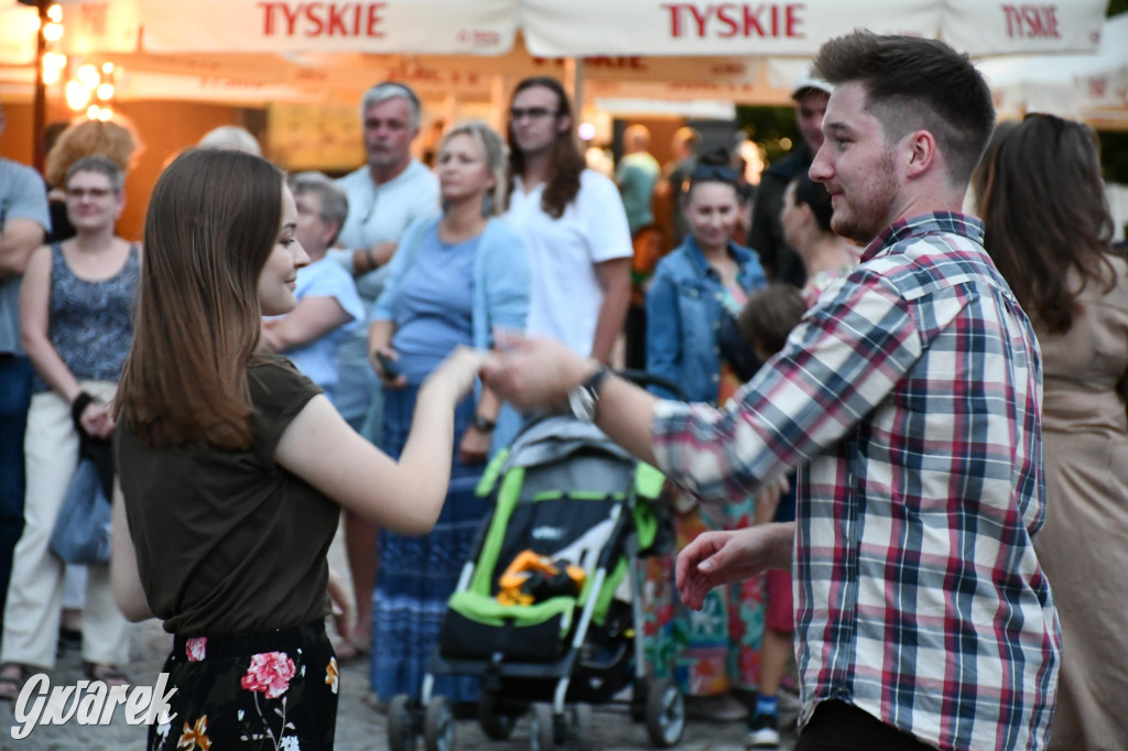 Tarnogórski rynek - muzyka na żywo i taniec pod chmurką