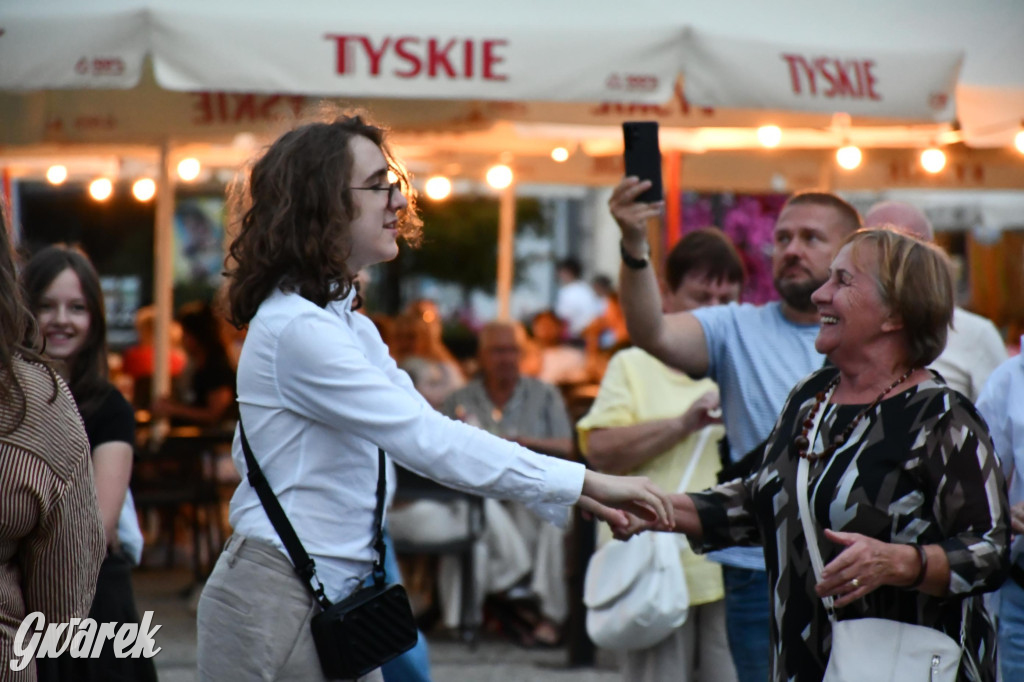 Tarnogórski rynek - muzyka na żywo i taniec pod chmurką