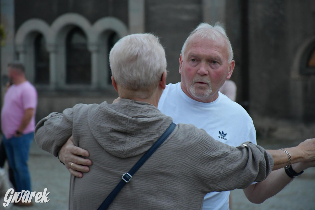 Tarnogórski rynek - muzyka na żywo i taniec pod chmurką