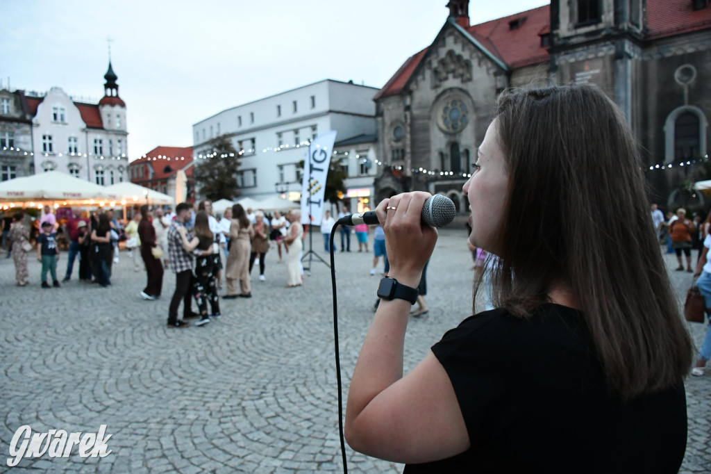 Tarnogórski rynek - muzyka na żywo i taniec pod chmurką