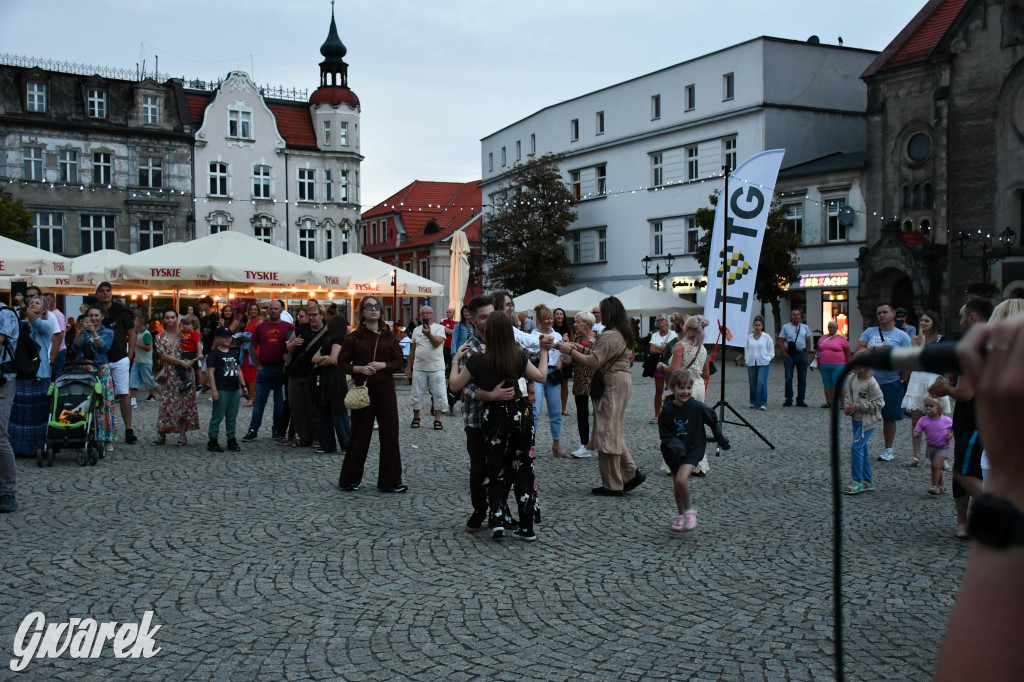 Tarnogórski rynek - muzyka na żywo i taniec pod chmurką